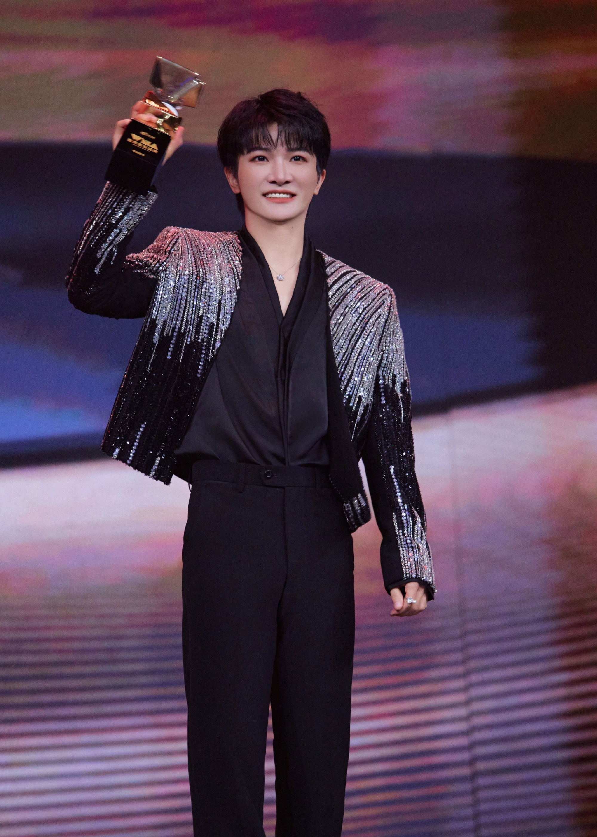 【周深说自己是幸运的普通人】周深认真的人总能得到回响接受人民日报采访时谈到对未来