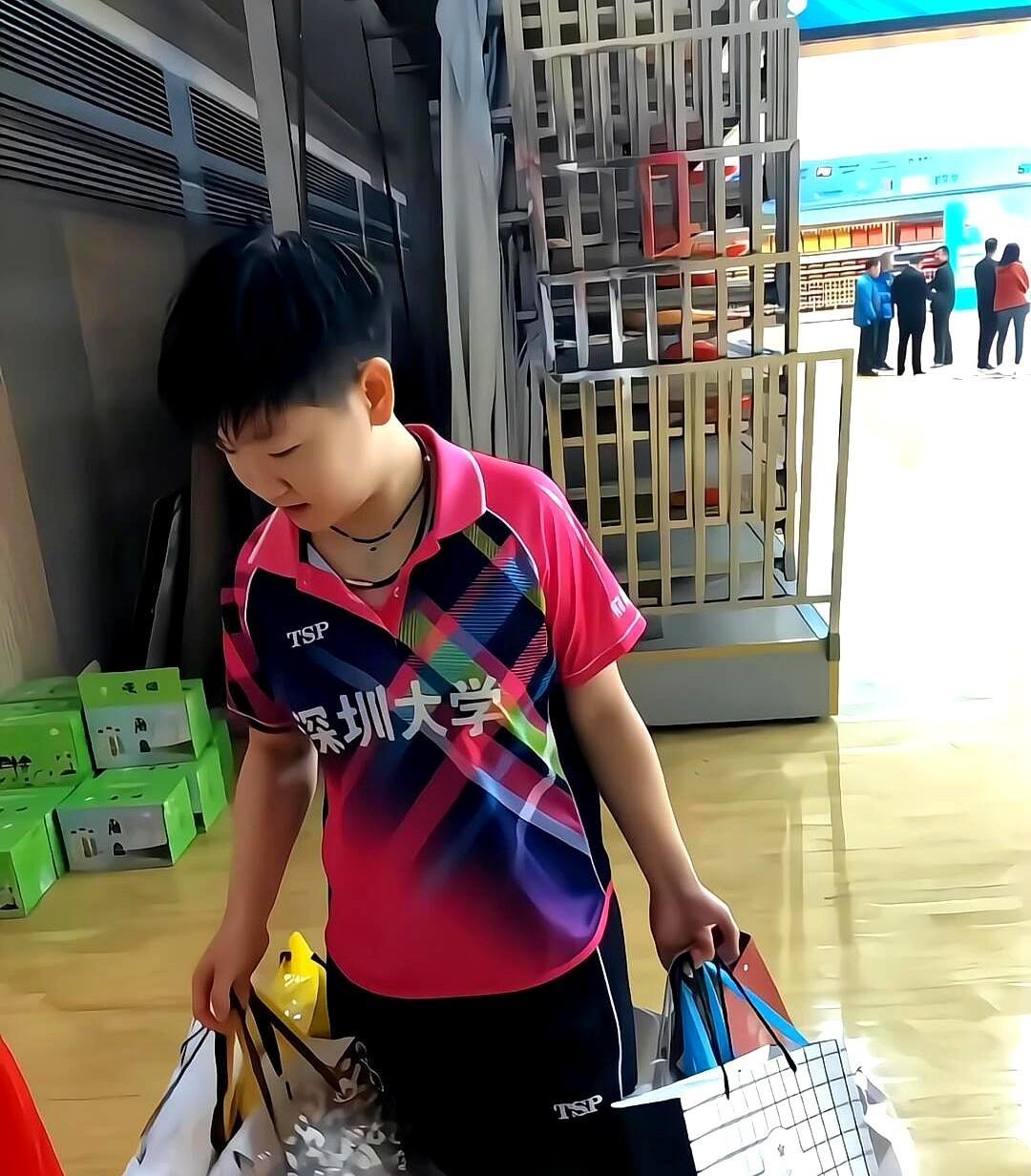 莎莎自己提了这么多东西，真的是有劲！莎莎大包小包提着很多东西，全是粉丝送的小礼