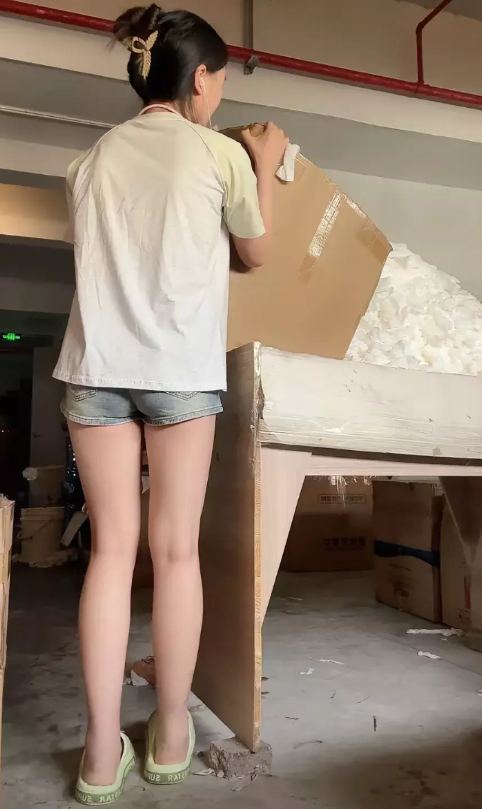 广东佛山，有一位大叔得知女儿失业了，一直都没有找到合适的工作，所以就建议女儿开一