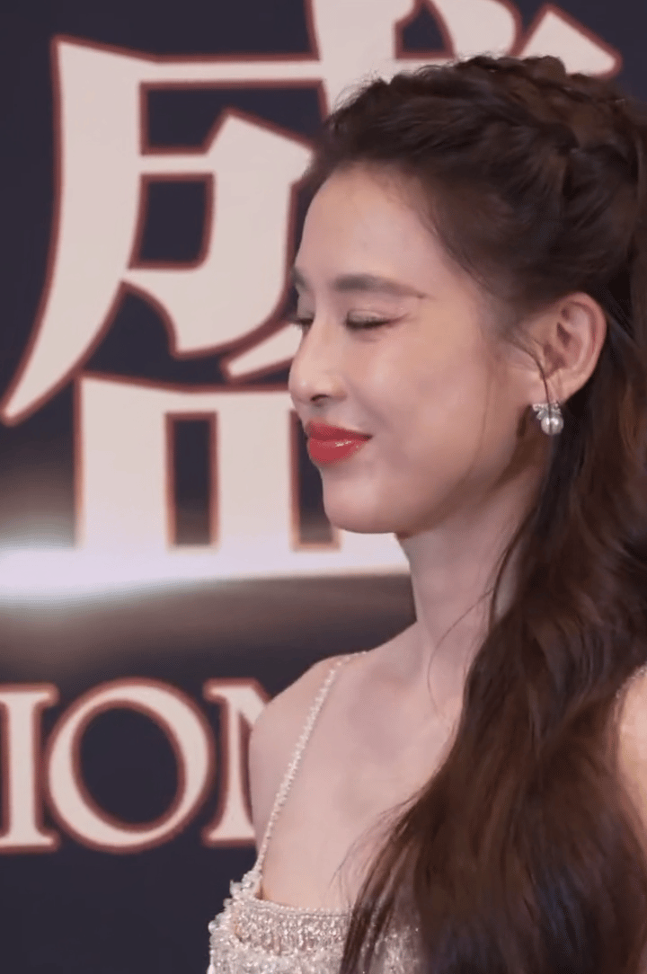 “美人三分龅”是这个意思？那我当年矫正了个寂寞吗[微笑]龅牙的时候说整齐的好