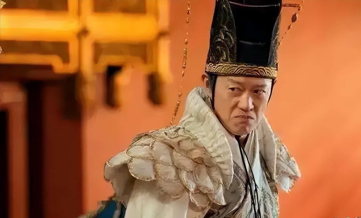 崇祯为什么不用魏忠贤？ 崇祯十七岁那年进宫时，袖中藏着冷硬的麦饼。他知道皇兄