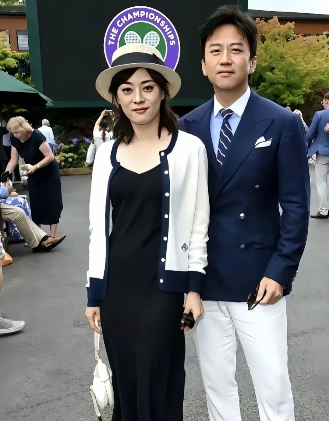 孙俪邓超的婚姻状态给当代年轻人提供了新思路：事业与家庭并非单选题。女方每年只接1