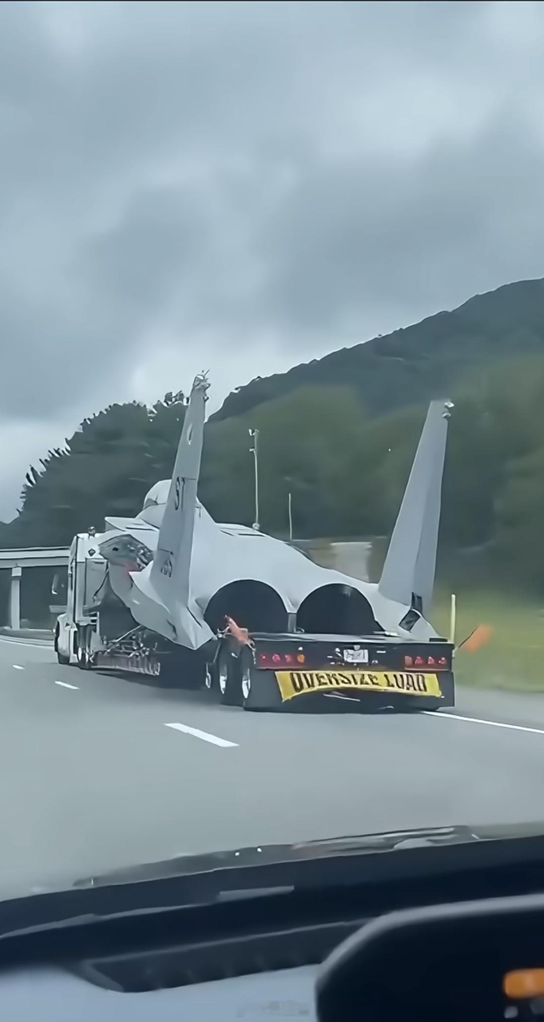 被大卸八块的F15重型战斗机还以为是喷气卡车大赛有人拿F15改了辆卡车