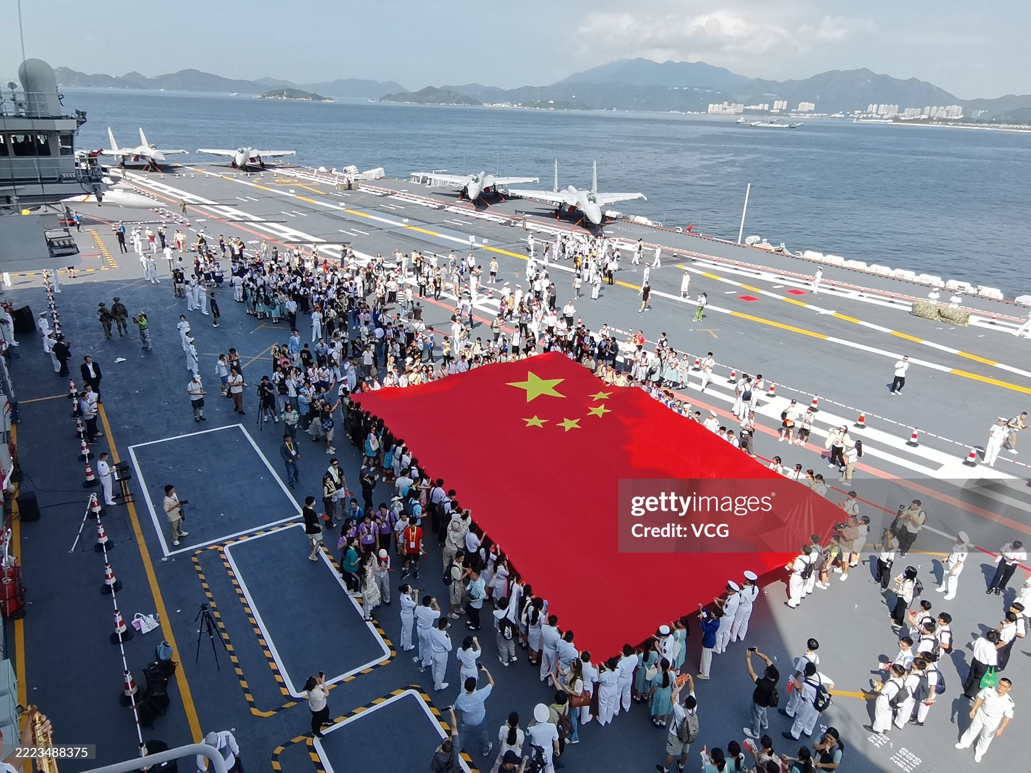 中国海军山东舰航母编队抵达香港【图3】是访客，看来可以借航母地勤的马甲拍照​