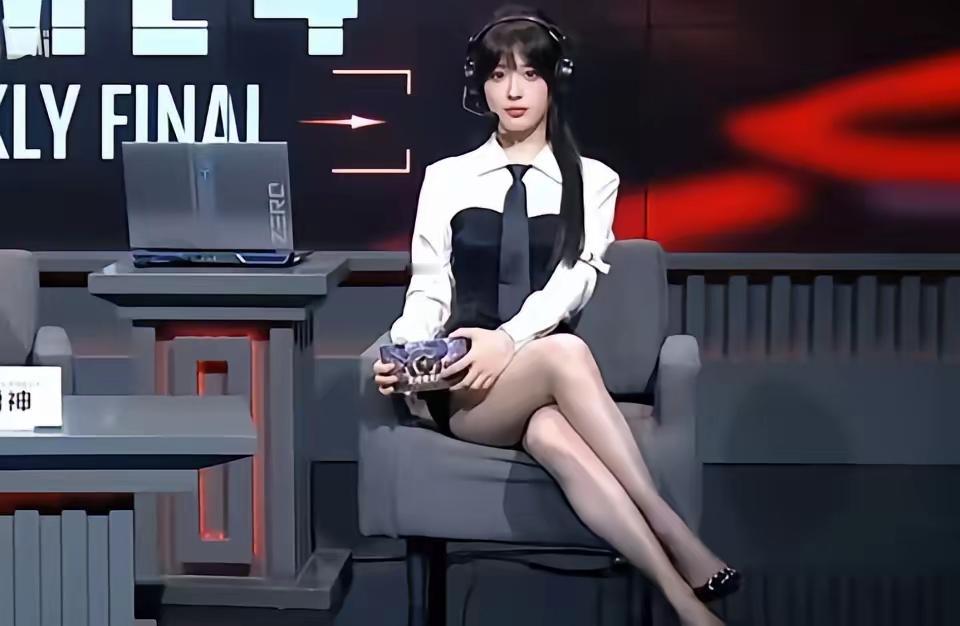 笑不活了！永劫无间女解说被骂穿太暴露，第二天直接“叛逆”上线，网友：这波我站她