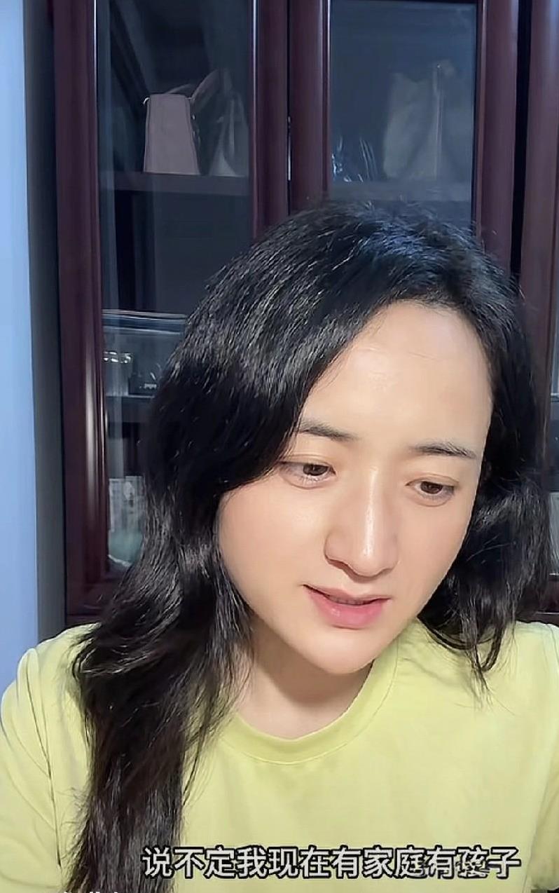 20多岁时谈的是两个穷小子就好了。大龄网红剩女雅典娜恨嫁心切，回想她36岁的人