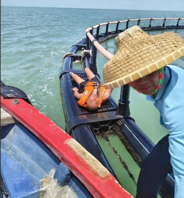 “命真大啊！”6月13日，男子和父亲到海南游玩，受台风影响被海浪卷入大海，两人在
