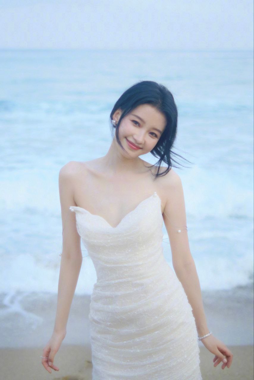 孙怡海滩美拍，一袭白色短裙，姐姐的牛奶肌好让人羡慕