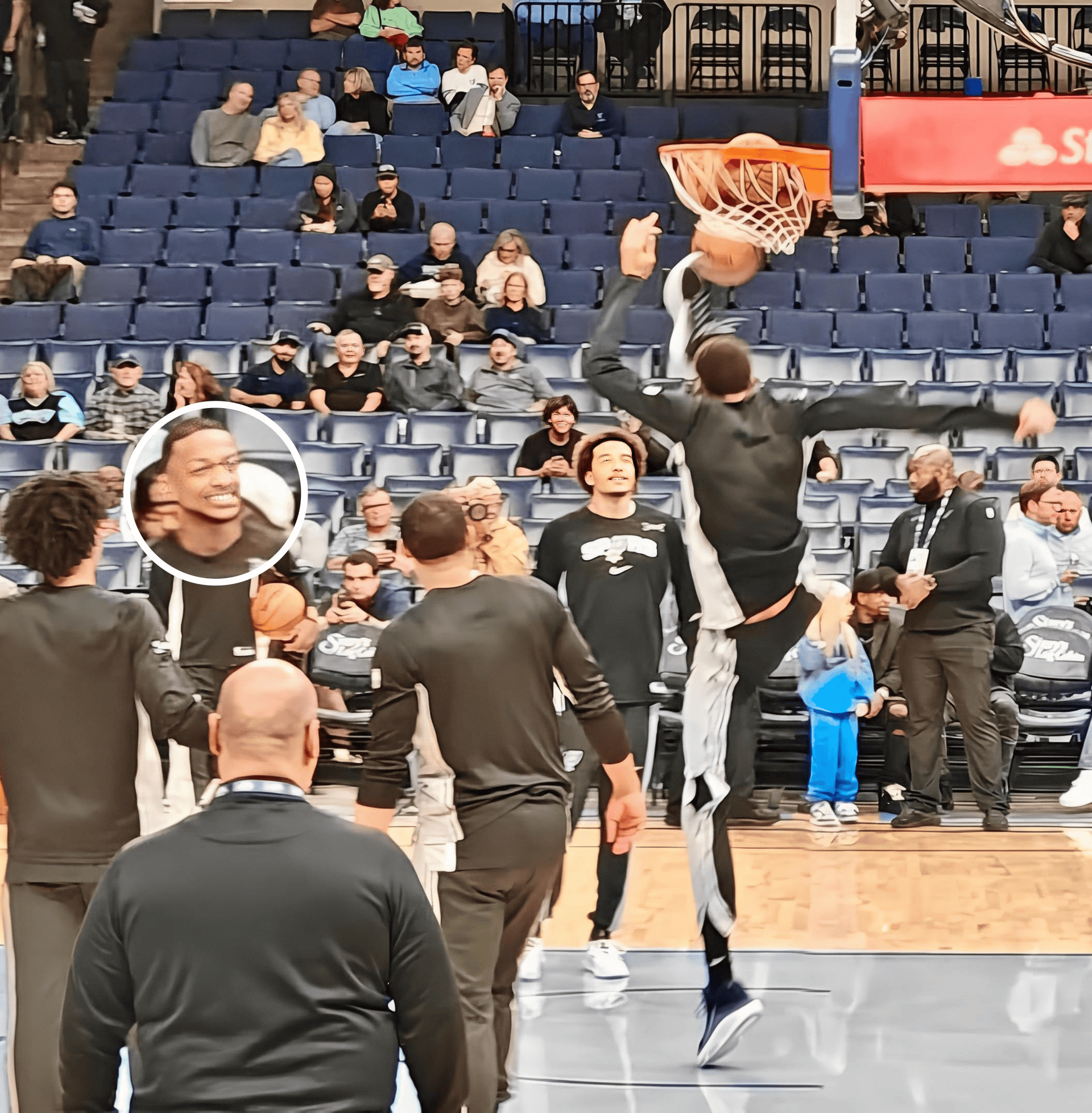 Memes调侃: 文班亚马一只脚踢篮框一只脚着地, 真的不是人类