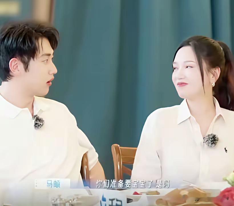 43岁的金莎和孙丞潇官宣备孕，这事一出来，评论区热闹得像开了锅。孙丞潇在节