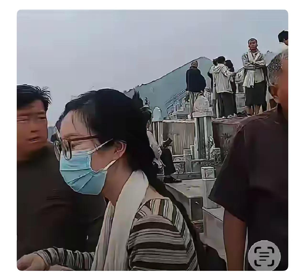 网友称姚策生父郭爸墓碑上刻着“长子郭威，次子姚策”，郭威因为一直在照顾郭爸，