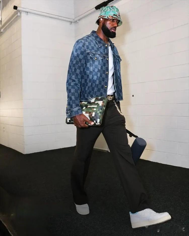 NBA巨星詹姆斯真是把联盟搞得鸡犬不宁！最近美国名记Shams在参加的一个节目中