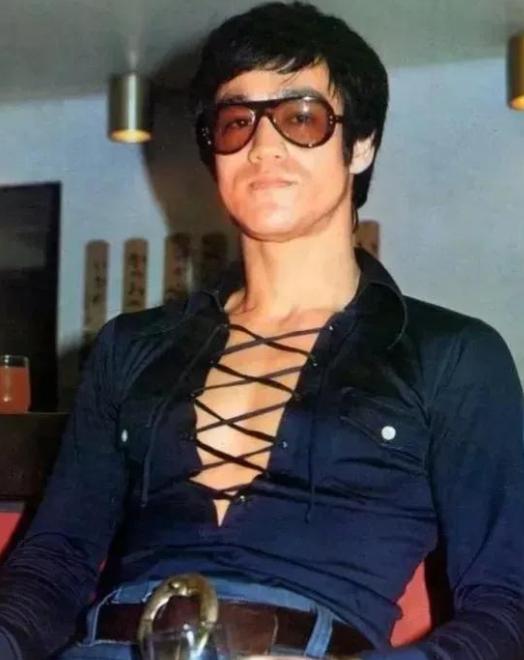 2020年，54岁的泰森对着镜头扯了扯拳套，主持人突然抛来个烫手山芋：“巅峰时跟