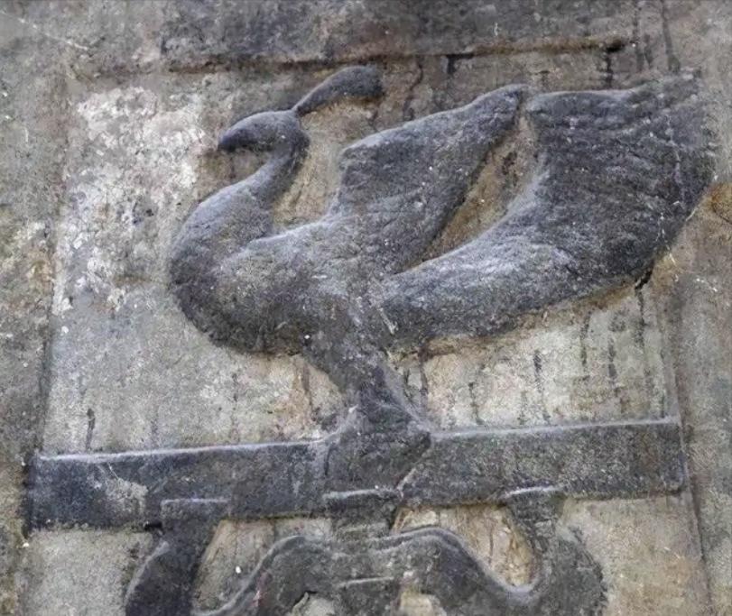 1998年，重庆一老农上山采药，突然发现千年前的汉阙，赶紧上报专家，然而专家看过