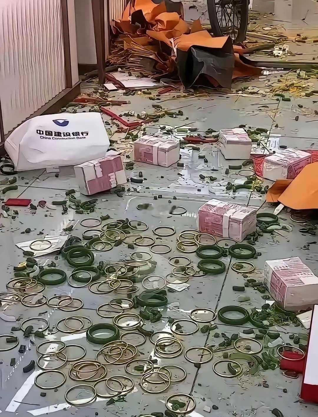 这地方怎么这么乱，我要是捡点应该没事吧？