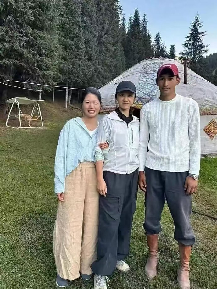 汤唯一家仨口在新疆同框啦，55岁金泰勇的素颜照曝光，怪不得汤唯非他不嫁！​​​