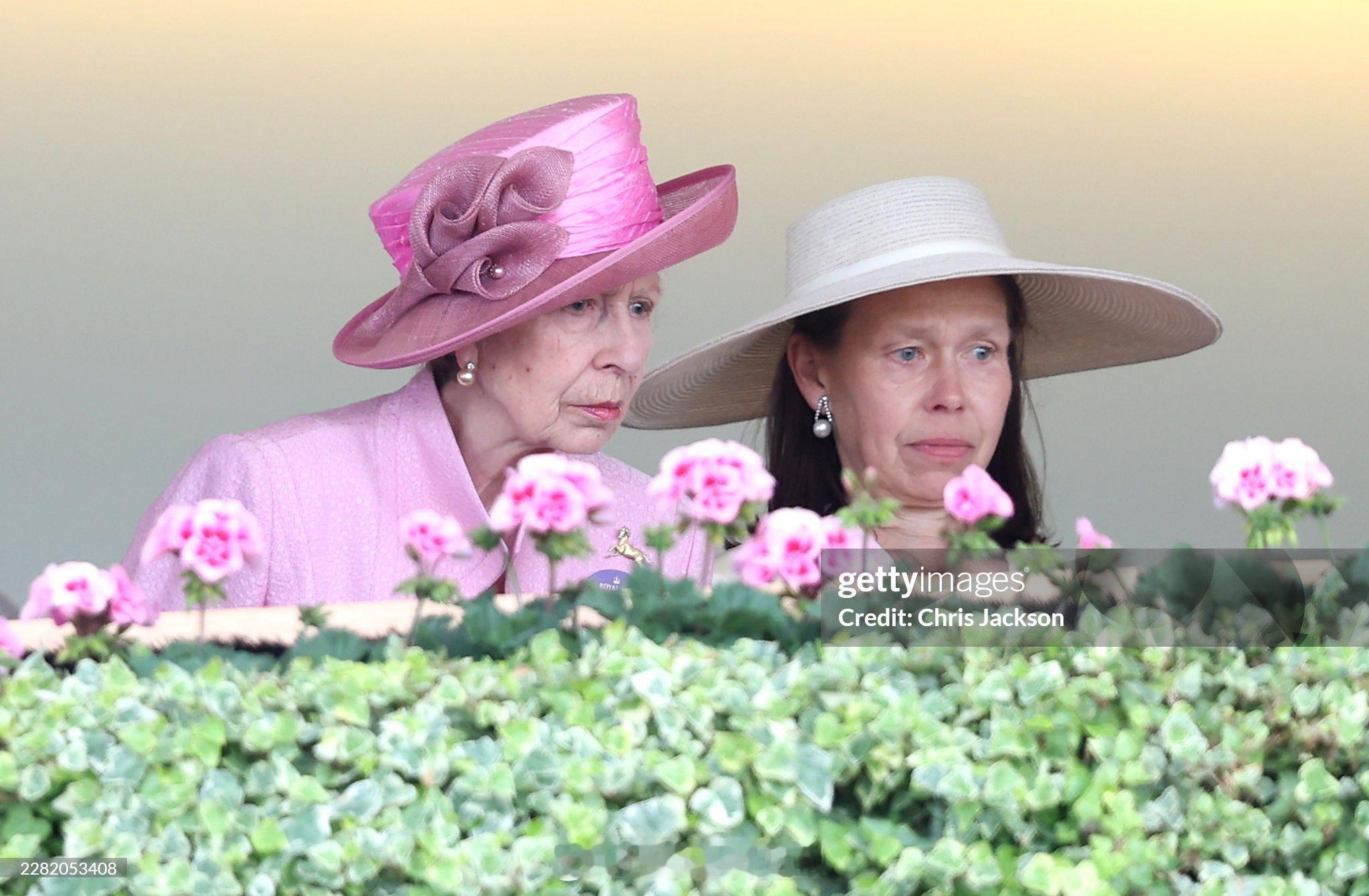 英国王室今天安妮长公主和她的表妹LadySarahChatto在阿斯科特