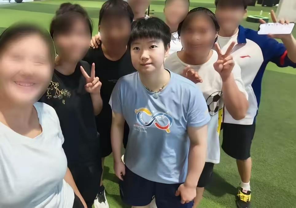 孙颖莎在崇明岛封训期间最新的合照来了咱莎莎一脸的胶原蛋白，白白嫩嫩的皮肤好羡慕