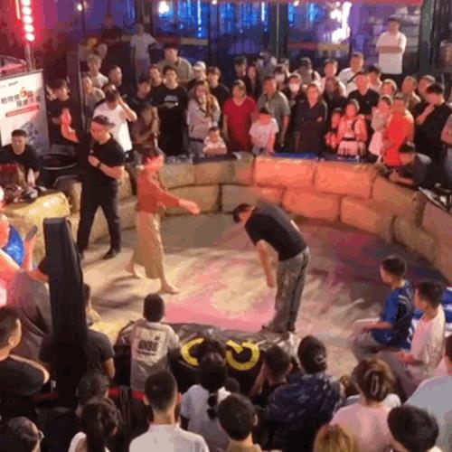 男选手不用动手，光防御就赢了[捂脸哭]