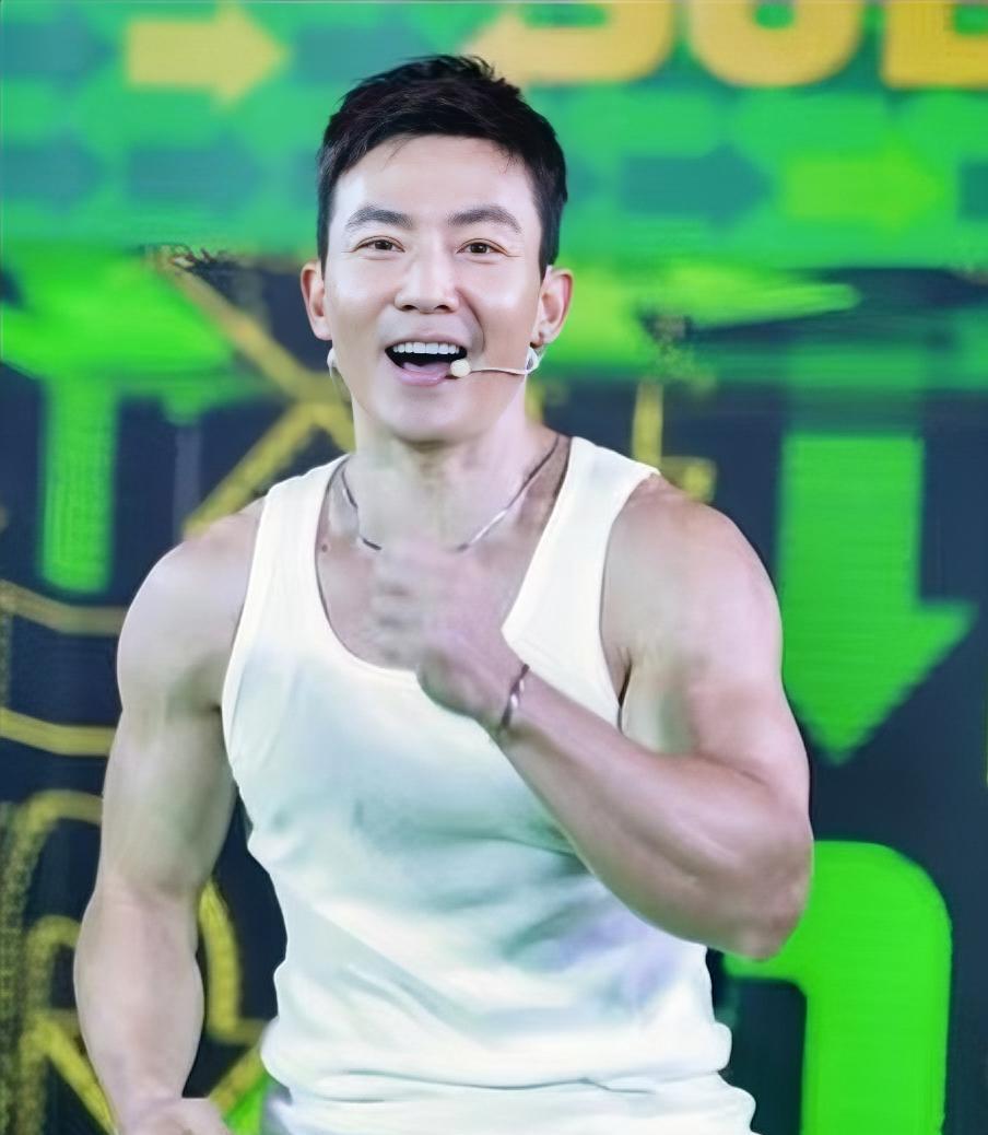 刘畊宏估计要怀疑人生了吧他怎么也没想到难怪是全民教练啊，身体素质没得说，带着