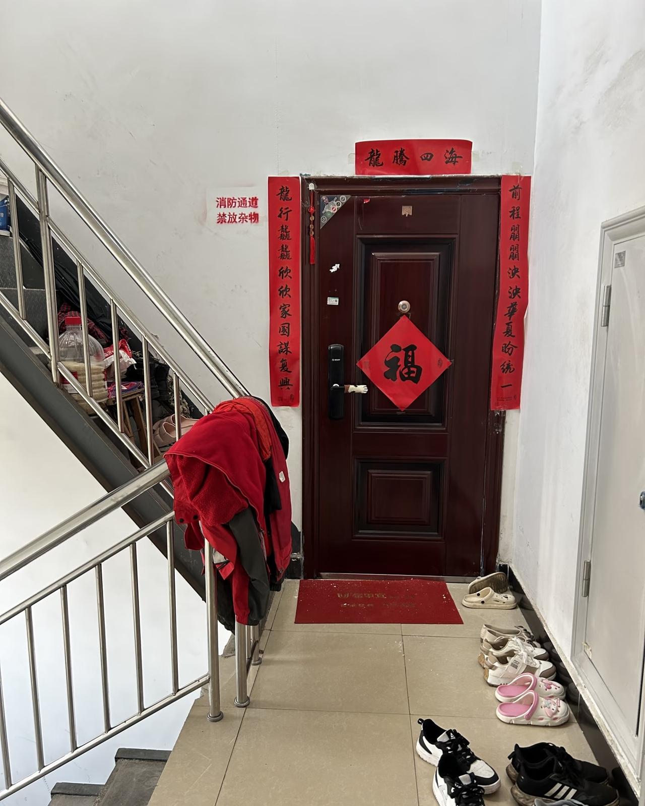 每次出门前，只要听到有邻居开门声，我就不出去了。儿子问我为什么，要等等，我说等邻