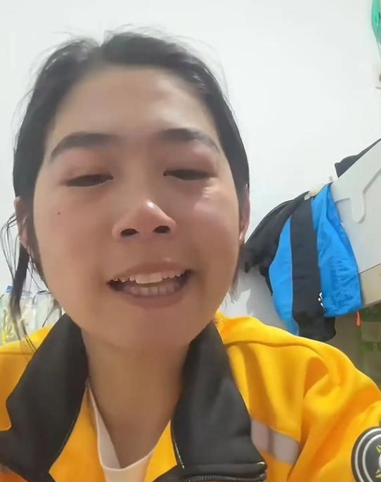看哭了！杭州，女子为了给孩子做榜样，选择去送外卖！1小时只送2单，10小时下来赚
