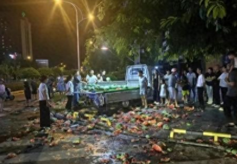 “冲动的代价！”四川，一58岁男子酒后买西瓜，挑西瓜时重重拍西瓜，摊主说了句“师