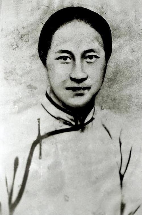 1953年9月，天津棉纺二厂突然来了四名便衣警察。他们径直走向正在运转的纱