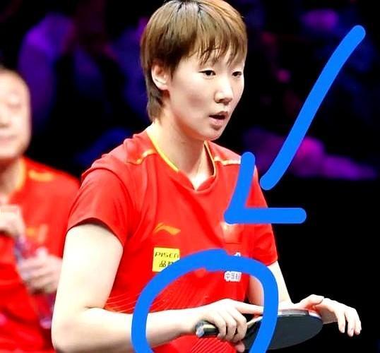 王曼昱的杀气，全藏在一个动作里。比赛中，她总会对着球拍哈一口气，再用手心轻轻