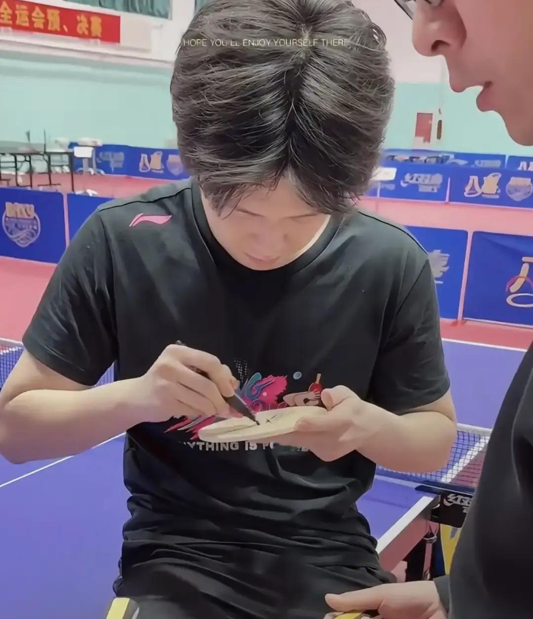 原来头发浓密，真是顶级运动员的“作弊器”？网友还在猜他放假了，王楚钦被拍到