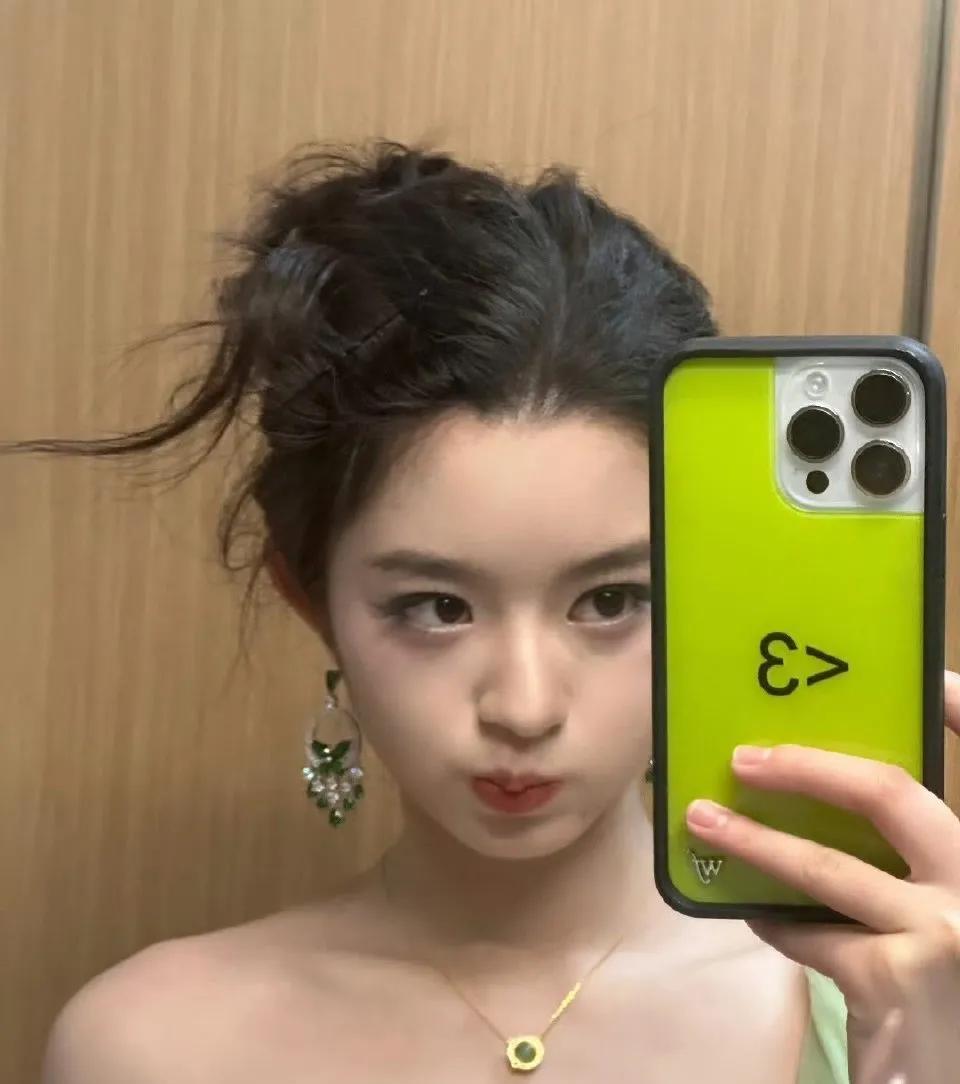 黄杨钿甜已拿到北电、中戏、中传三校的合格证，这么优秀的小女孩大家对她是不是太苛刻
