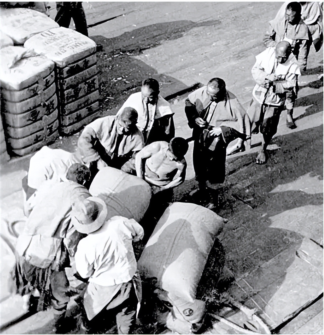 1944年，一少年被鬼子抓去帮他们搬弹药。半路上，他扛着子弹箱，偷偷往四下扫了一