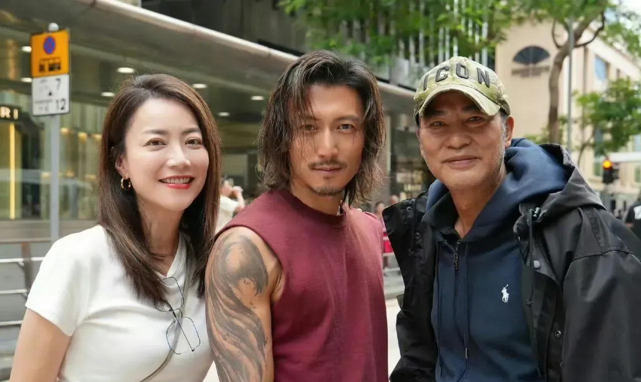 霍汶希只有站在谢霆锋旁边，才笑得这么开心。53岁的人笑得像个小姑娘，不是因为谢霆