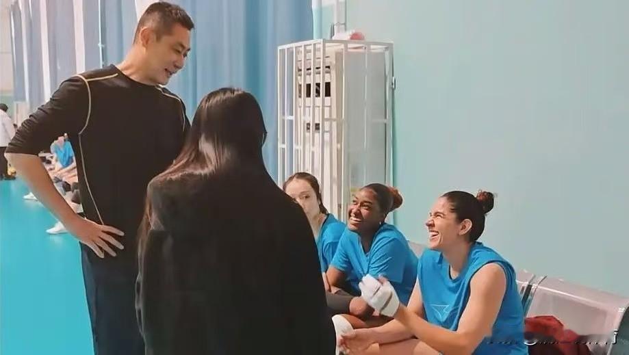 天津女排36岁新外援疑似已受伤。从视频和照片来看，这位36周岁半的巴西外援娜塔莉