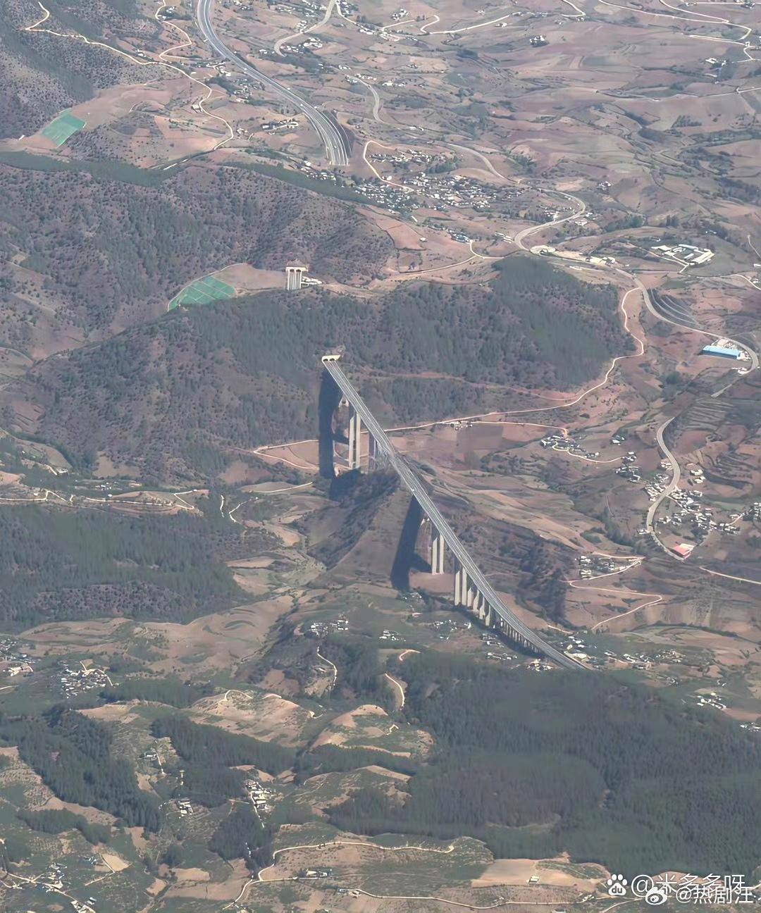 飞机上看云南的公路，好像过山车。