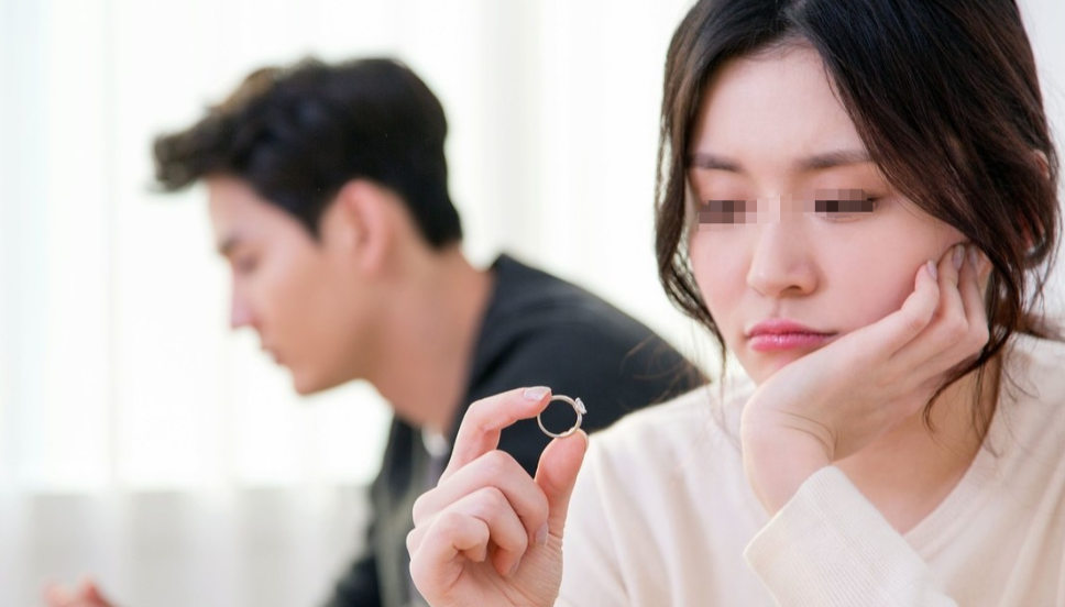 辽宁大连，男子结婚6年后又打算与妻子离婚，并要求妻子退还12万的彩礼，理由是妻子