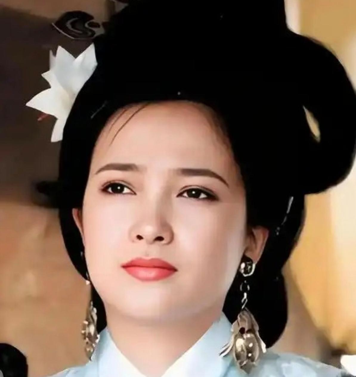 当2025年冬日的寒风裹挟着悲伤的消息传来，那个在荧幕上演绎过无数古典佳人的何晴