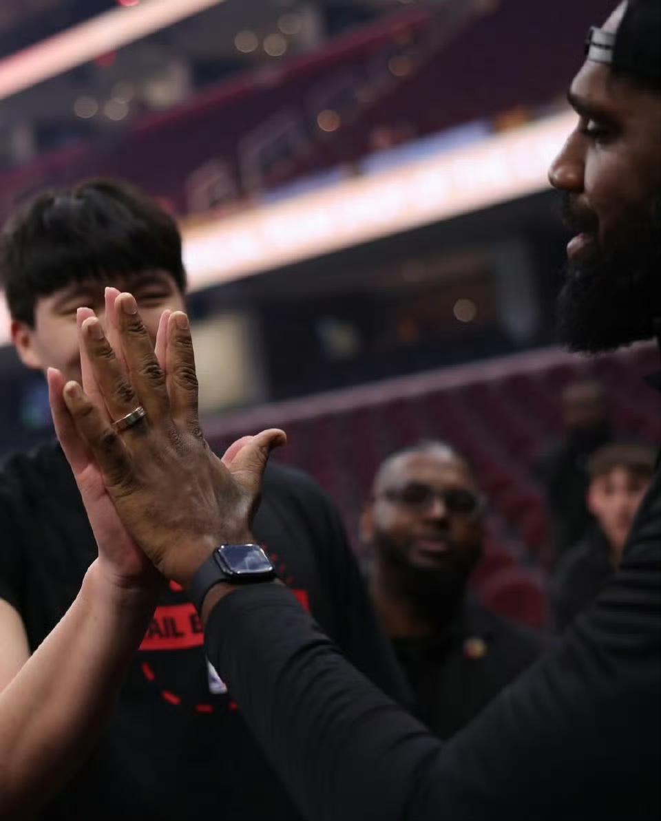 赢球就被下放？杨瀚森这波赚麻了！刚在骑士主场5分14秒砍2+1+1+1，正