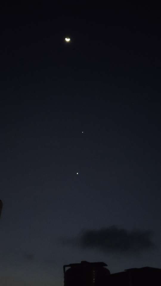 来看看天文望远镜中的土星和金星吧！这也太美丽了😍😍