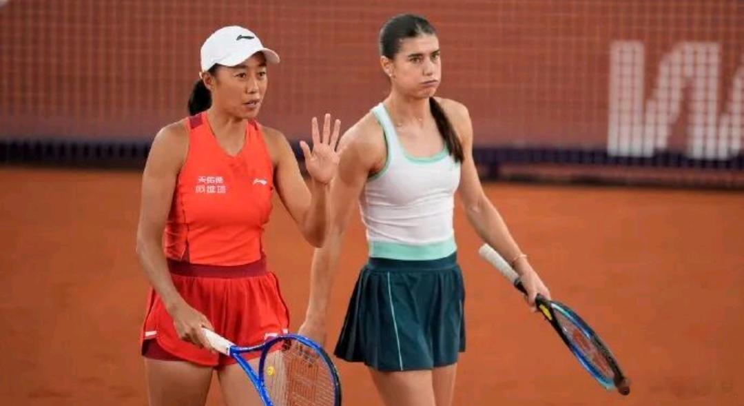 张帅冲击赛季四冠中国金花绽放！张帅2-0横扫强敌进女双4强，半决赛对阵出炉，剑