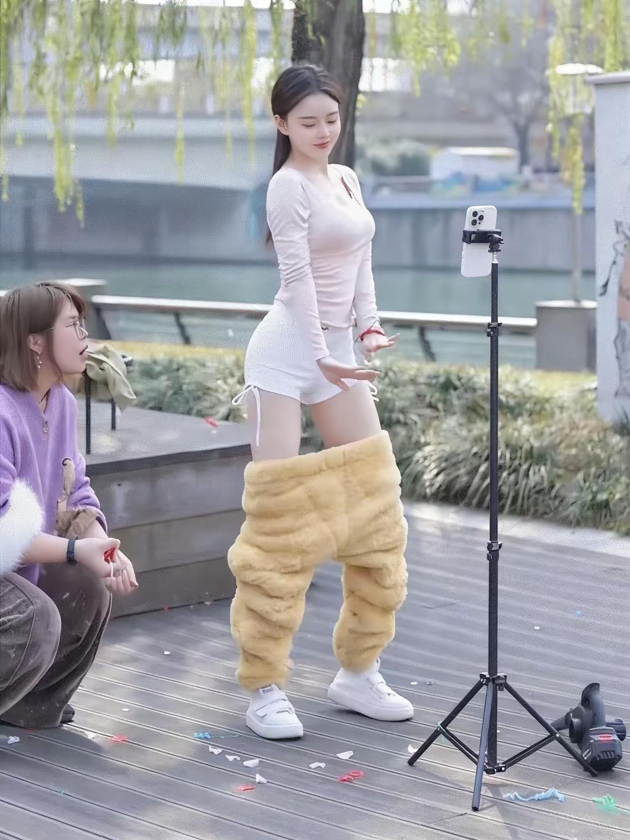 这就是一个敬业的玩播女子