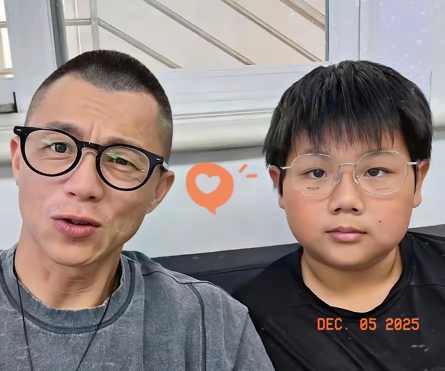 现在最崩溃的应该是陈震老婆吧怎么也没想到自己和孩子还在美国潇洒，陈震却塌房了