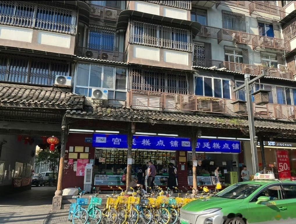 被Tiffany带火的桃酥店一直排队【宫廷糕点称店铺生意一直很好】近日，Tiff