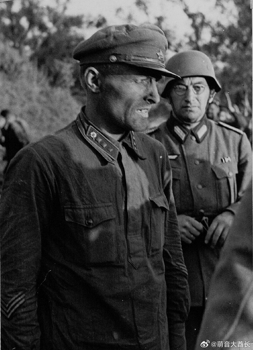 📷一张弄巧成拙的宣传照：当尊严穿透镜头🎞️德国人原本计划将这张照片用作"被击溃的敌人"之例证，岂