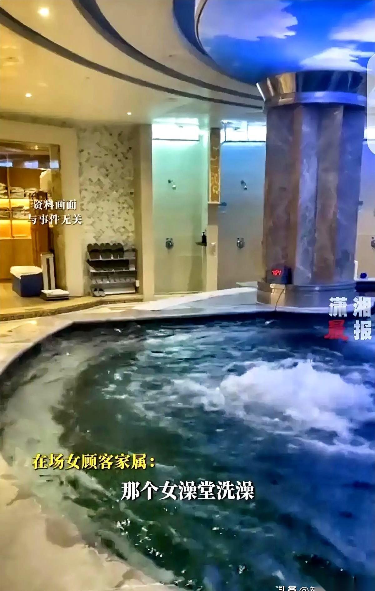 澡堂的热气，一下就凝固了。一个男的，就这么直直地闯进了女浴室。他没看别人，眼睛