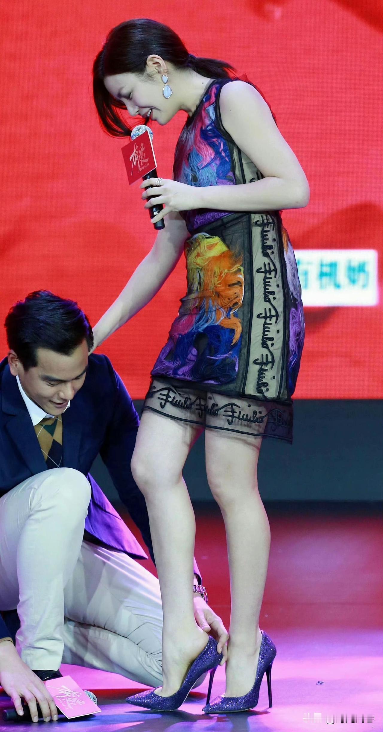 彭于晏给陈妍希穿鞋，细心认真，这互动环节满满的轻松愉悦！彭于晏不但人帅，照顾人也