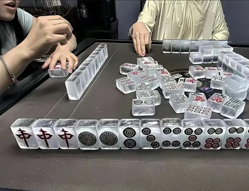 嫂子说这幅麻将买了七千多块，妥妥的高端产品。大家帮忙看看他贵在哪啦？