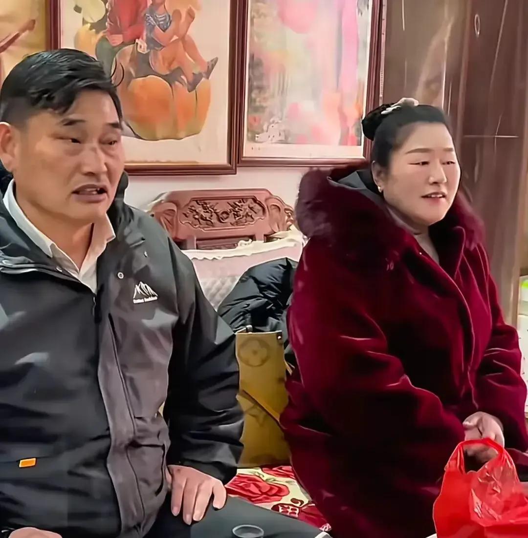 大衣哥朱之文的老婆还真有点旺夫命。可能很多人不知道，大衣哥朱之文的老婆李玉华