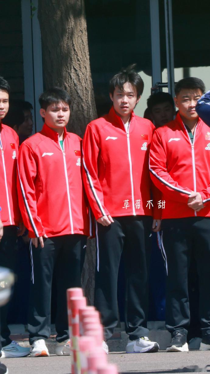 王楚钦出征伦敦世乒赛团体赛出征啦！祝王楚钦一切顺利，凯旋而归~王楚钦出征伦敦世