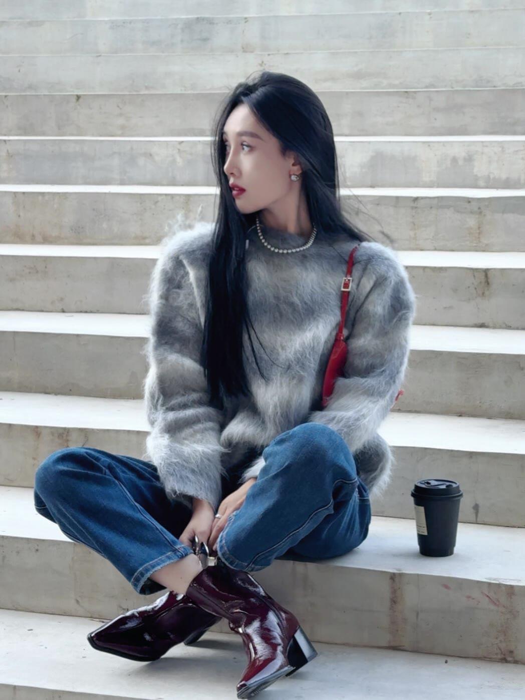 女人如何穿着显的有气质想要穿出气质，不必堆砌昂贵单品。选一件垂坠感羊毛大衣，搭配